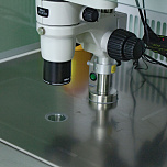Часть ламинарного стола - световой микроскоп (стереоскоп)